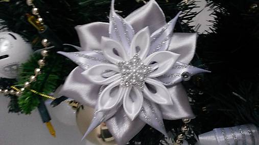  - Vianočná hviezda - ozdoba na stromček (strieborno biela kombinácia) - 11248094_