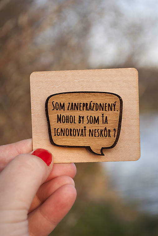 Brošne - Drevený odznak - Som zaneprázdnený, mohol by som ťa ignorovať neskôr? - 11246472_