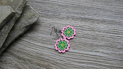 Náušnice - Drevené maľované náušnice malé kvety (ružovo zelené kvietky č. 2979) - 11251972_