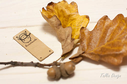 Materiál ručne robený - Kožený štítok "ovečka handmade" s ohybom (v hornej časti) - 11255124_