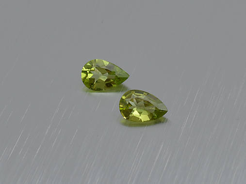 Minerály - PERIDOT / OLIVÍN prírodný  PÁR 6x8,9 mm hruška - 11263890_