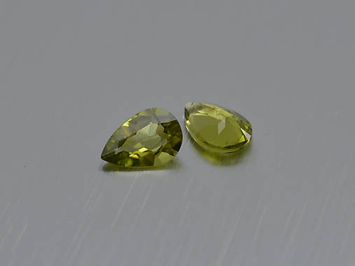 Minerály - PERIDOT / OLIVÍN prírodný 6x9 mm hruška - 11263969_
