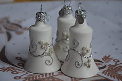 Dekorácie - Biele zvončeky so striebornou dekoráciou - 11273980_