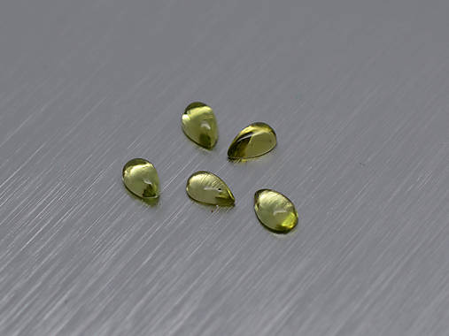 Minerály - PERIDOT / OLIVÍN prírodný kabošon slza, kvapka 3x5 mm - 11276336_
