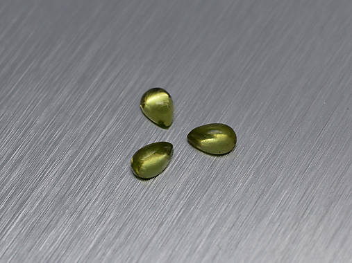 Minerály - PERIDOT / OLIVÍN prírodný kabošon slza, kvapka 4x6 mm - 11276364_