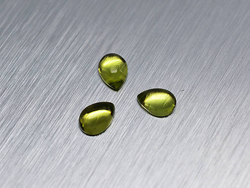 Minerály - PERIDOT / OLIVÍN prírodný kabošon slza, kvapka 5x7 mm - 11276383_