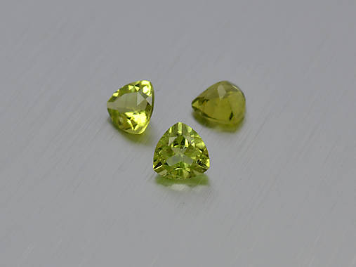 Minerály - PERIDOT / OLIVÍN prírodný triangle, trojuholník 6 mm - 11276969_