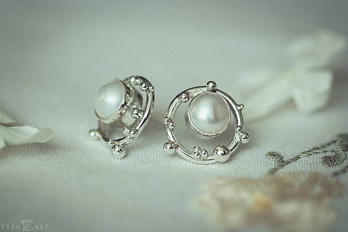 Strieborné napichovacie náušnice s perlami - Bokeh Pearl (Čierna)