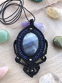 Náhrdelníky - Čierno modrý makramé náhrdelník s modrým chalcedónom a ónyxom - 11282390_