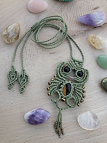 Náhrdelníky - Zelený sovičkový makramé náhrdelník s tigrím okom a ónyxom - 11282525_