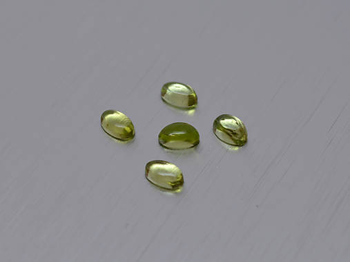 Minerály - PERIDOT / OLIVÍN prírodný ovál 3x5-5x7 mm kabošon - 11286527_