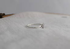 Prstene - minimalistický prsteň - srdiečko (Strieborný srdiečko na obrúčke) - 11287768_