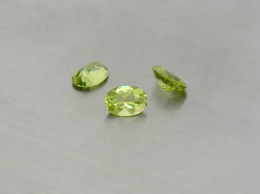 Minerály - PERIDOT / OLIVÍN prírodný ovál 5x7 mm - 11291122_