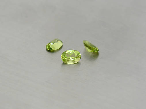 Minerály - PERIDOT / OLIVÍN prírodný ovál 4x6 mm - 11291154_