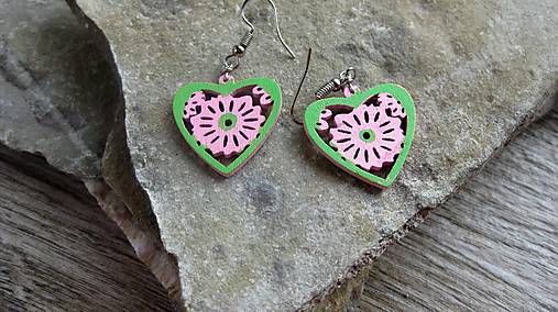 Náušnice - Drevené maľované náušnice malé srdiečka. (ružovo zelené, č. 3017) - 11291736_