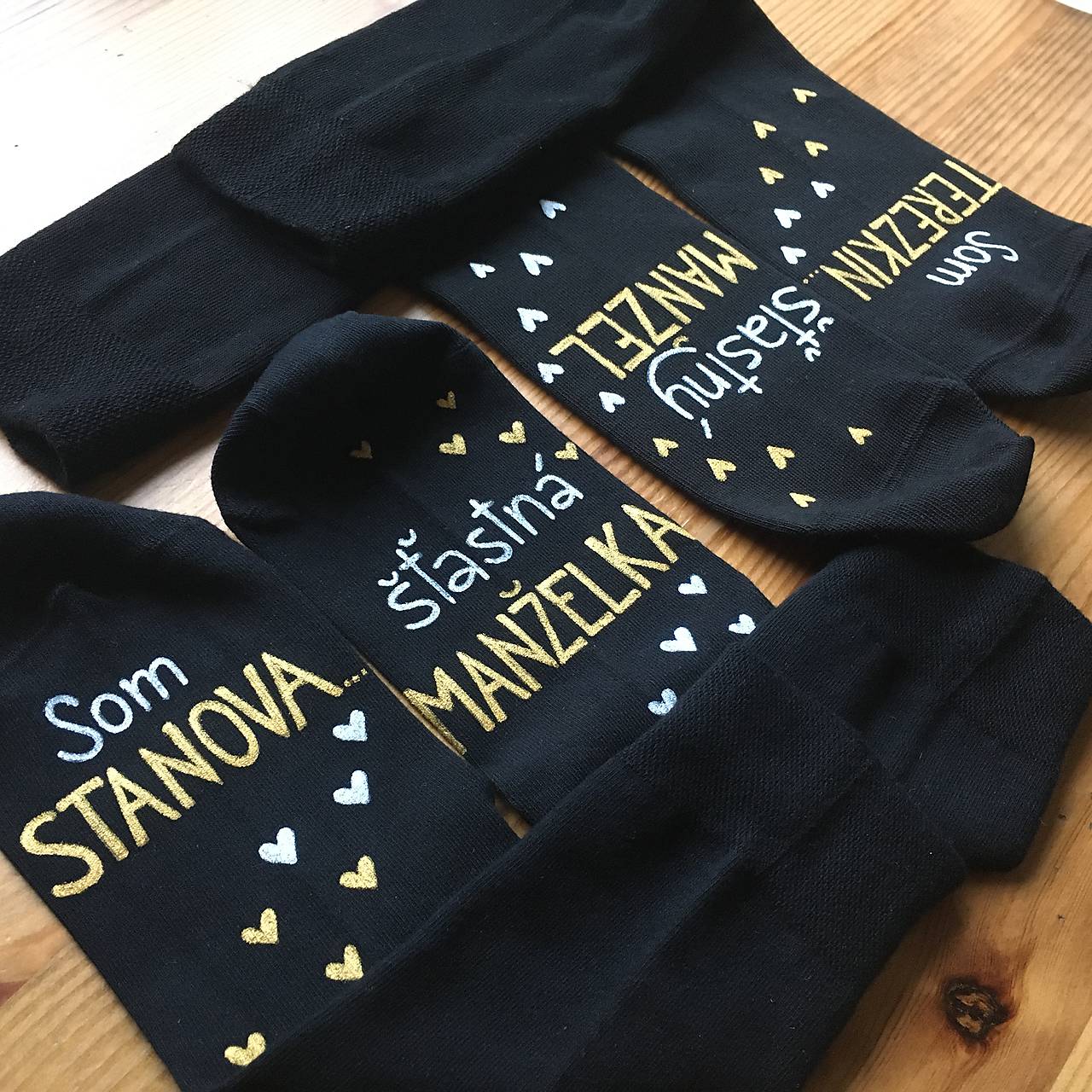 Darčeková sada maľovaných ponožiek s nápismi: "Som ... / šťastný manžel/manželka" (čierne)