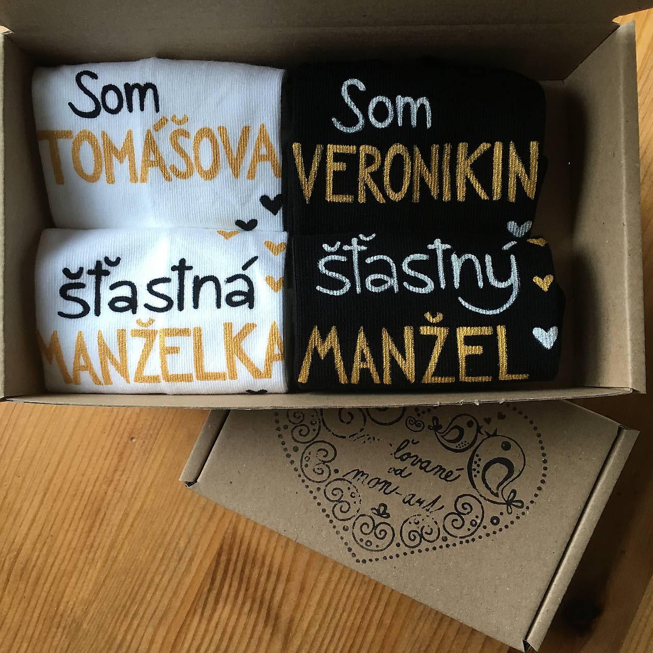 Darčeková sada maľovaných ponožiek s nápismi: "Som ... / šťastný manžel/manželka" (biele + čierne)