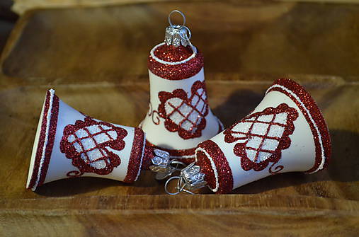 Bielo-červené zvončeky s ľudovým motívom