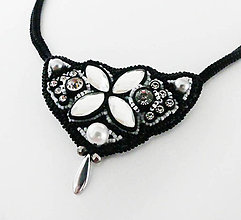 Náhrdelníky - Elegantný čierno-biely šitý náhrdelník s krištálmi - 11314737_