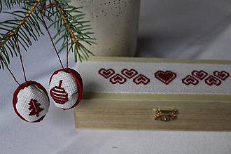 Dekorácie - Čaro Vianoc - vyšívané oriešky v krabičke - 11315493_