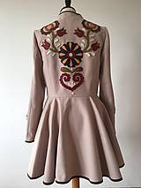 Bundy a kabáty - folk kabát s ornamentami - béžový - ZĽAVA - 11319948_