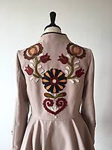 Bundy a kabáty - folk kabát s ornamentami - béžový - ZĽAVA - 11319955_