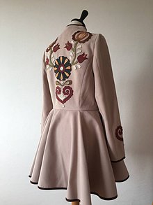 Bundy a kabáty - folk kabát s ornamentami - béžový - ZĽAVA - 11319963_