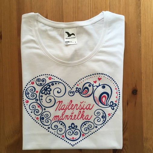Maľované tričko s ľudovoladený vzorom v tvare srdca a (PRE NAJLEPŠIU MANŽELKU + ponožky)
