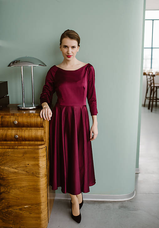 Saténové burgundy šaty s kruhovou sukňou a lodičkovým výstrihom 