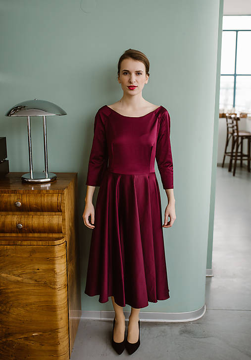 Saténové burgundy šaty s kruhovou sukňou a lodičkovým výstrihom 