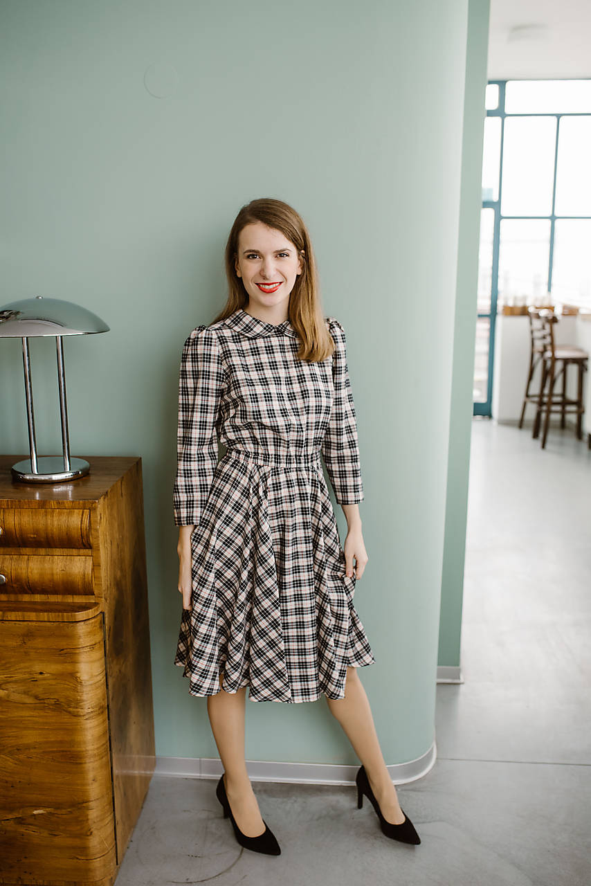 Kárované šaty s golierikom a elastickým pásom