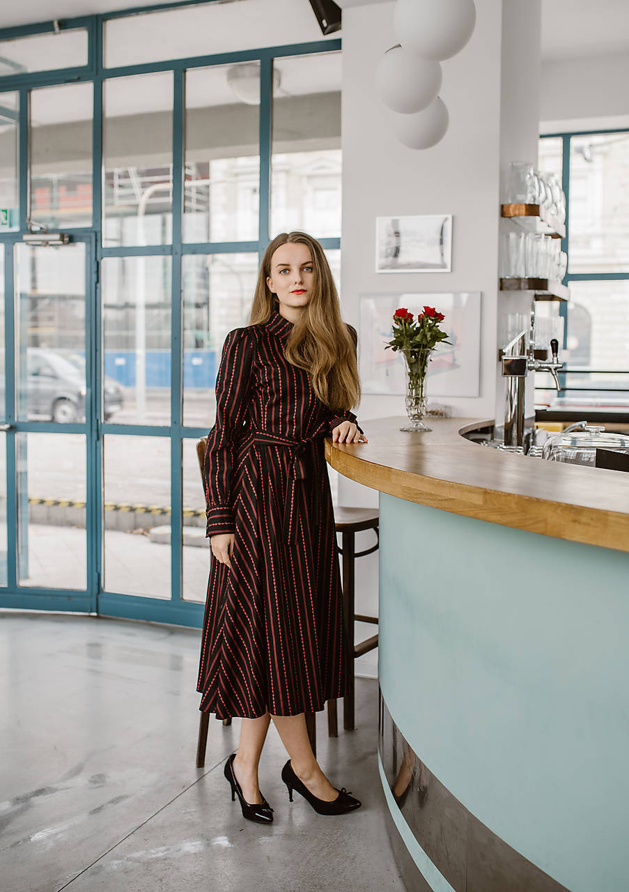 Košeľové šaty s vertikálnym folkie dezénom