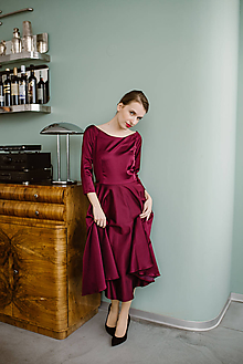 Šaty - Saténové burgundy šaty s kruhovou sukňou a lodičkovým výstrihom  - 11324600_
