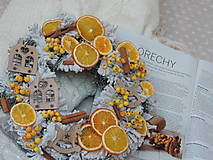 Dekorácie - Vianočný veniec so škoricou a pomarančovými plátkami (vianočný veniec) - 11330632_