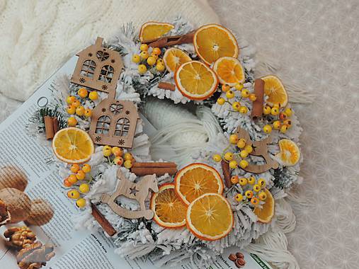 Vianočný veniec so škoricou a pomarančovými plátkami (vianočný veniec)