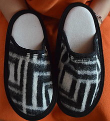 Ponožky, pančuchy, obuv - Papuče-čierno-biele štvorce (biele vnútro) - 11333383_