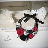 Náhrdelníky - ART látkový náhrdelník 12 - ruže, červená, čierna, biela - 11337819_