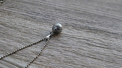 Náhrdelníky - Trblietavá gulička strieborná - náhrdelník (strieborná, č. 3027) - 11345179_