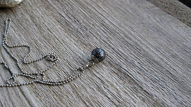Náhrdelníky - Trblietavá gulička strieborná - náhrdelník (čierna, č. 3029) - 11345238_