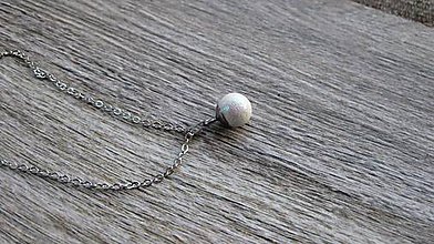 Náhrdelníky - Trblietavá gulička strieborná - náhrdelník (biela, č. 3031) - 11345276_