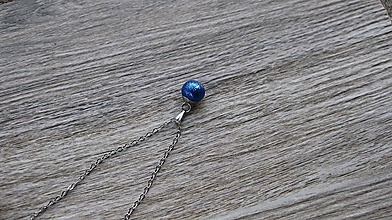 Náhrdelníky - Trblietavá gulička strieborná - náhrdelník (kráľovsky modrá, č. 3035) - 11345417_