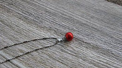 Náhrdelníky - Trblietavá gulička strieborná - náhrdelník (červená, č. 3037) - 11345436_