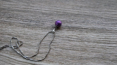 Náhrdelníky - Trblietavá gulička strieborná - náhrdelník (fialová, č. 3039) - 11345471_