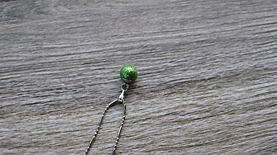 Náhrdelníky - Trblietavá gulička strieborná - náhrdelník (zelená, č. 3043) - 11345500_