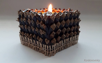 Svietidlá a sviečky - Drevený svietnik oblepený šiškovými lupeňmi - 11344283_