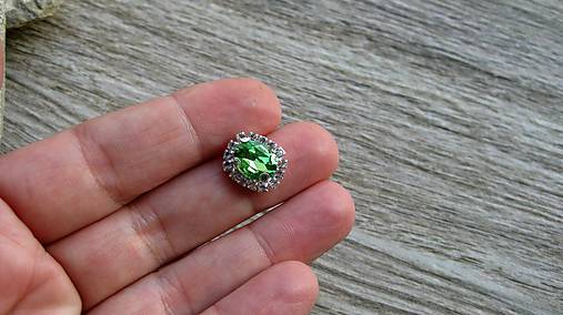 Komponenty - Našívací sklenený kabošon, aplikácia v kovovom lôžku štrasovom 8 x 10 mm, 1 ks (svetlo zelený) - 11344622_