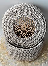 Handmade háčkovaný košík z kvalitných šnúr s elegantným vrchnákom s ornamentom 