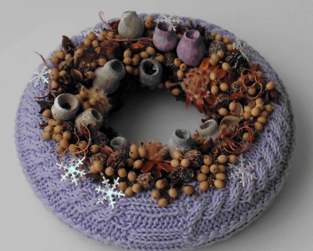 Dekoračný venček štrikovaný "v štrikovanom svetríku"