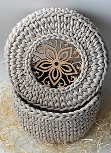 Úložné priestory & Organizácia - Handmade háčkovaný košík z kvalitných šnúr s elegantným vrchnákom s ornamentom - 11345682_