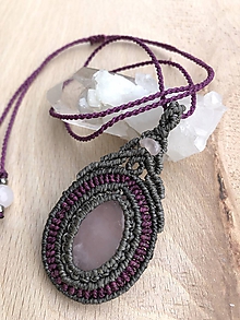Náhrdelníky - Sivo fialový makramé náhrdelník s ruženínom - 11349781_